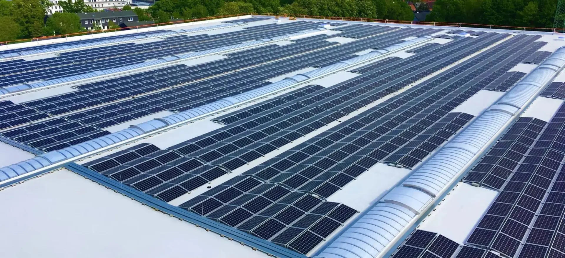 Großes Industriehallendach mit Photovoltaikanlage – Dachfläche verpachten